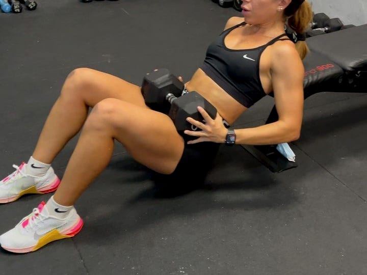 Sandra Llamas haciendo hip thrust con mancuerna