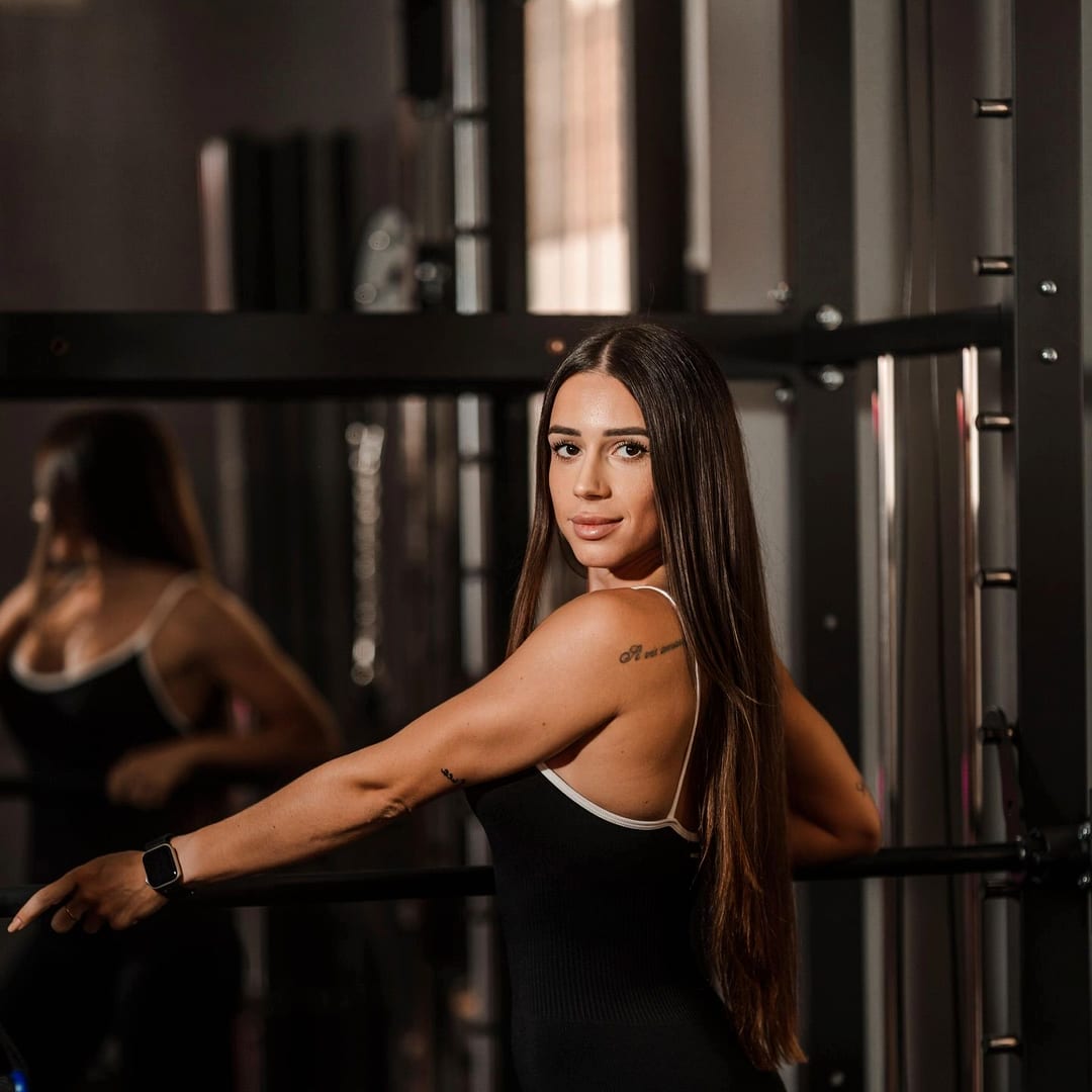 Sandra Llamas, entrenadora de Energy Girls, en la máquina de poleas