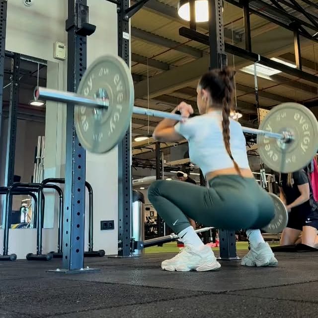 Sandra Llamas haciendo sentadilla con barra en el rack